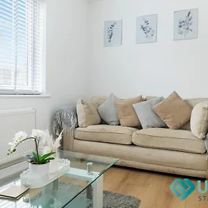 Luxury 3br House - Hot Tub - Near Castle, Qmc - Centre & Trent Bridge - Free Parking - Sleeps 6 Holiday home Nottingham